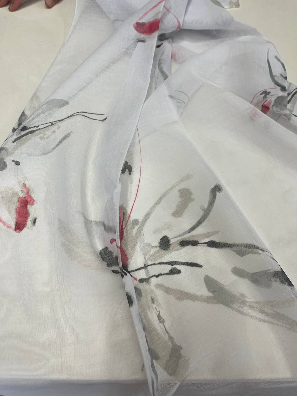 Taglio tenda colorata rosso