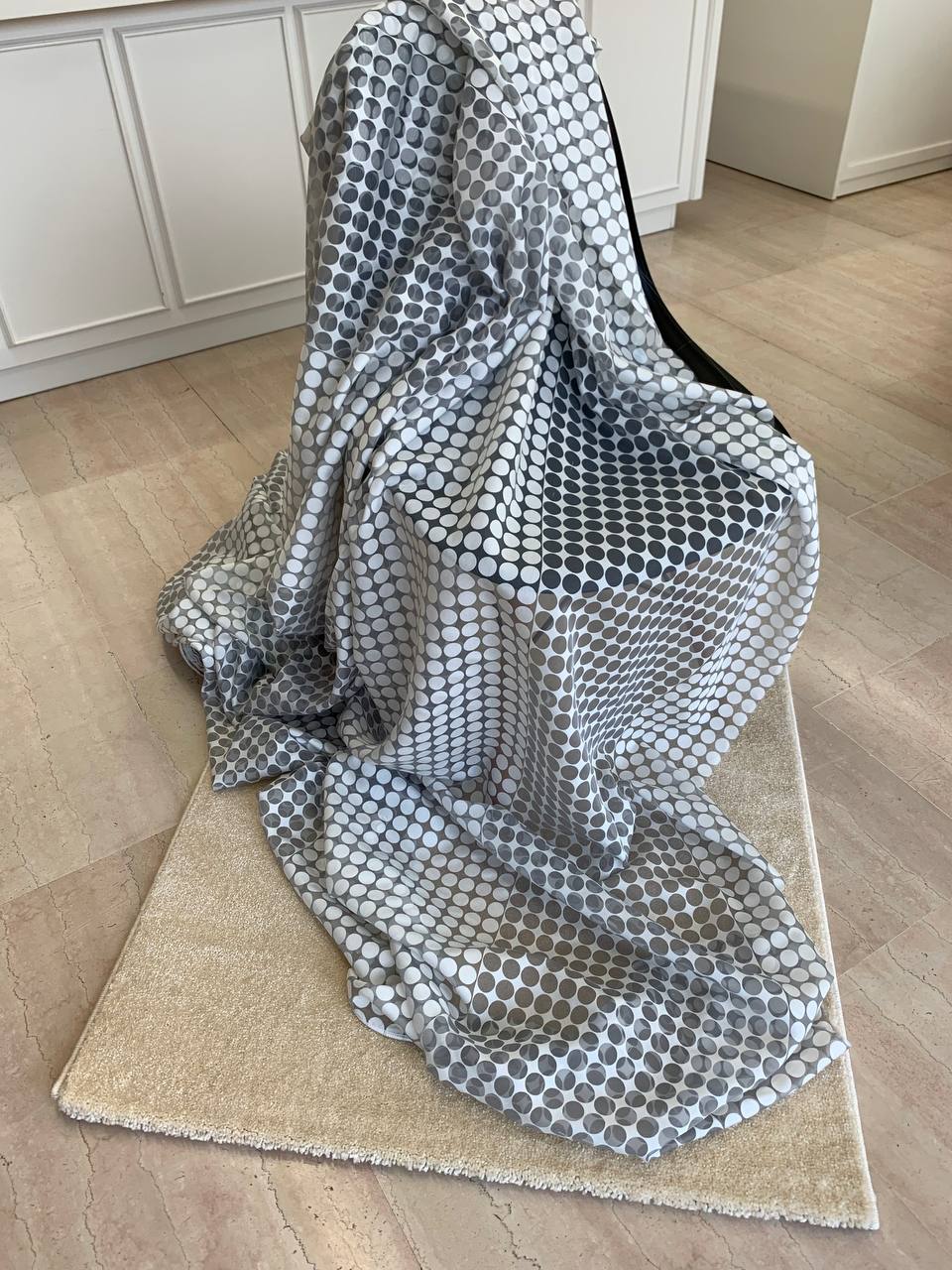 Tessuto per tendaggio taglio di 400x295cm organza pois colore grigio/bianco