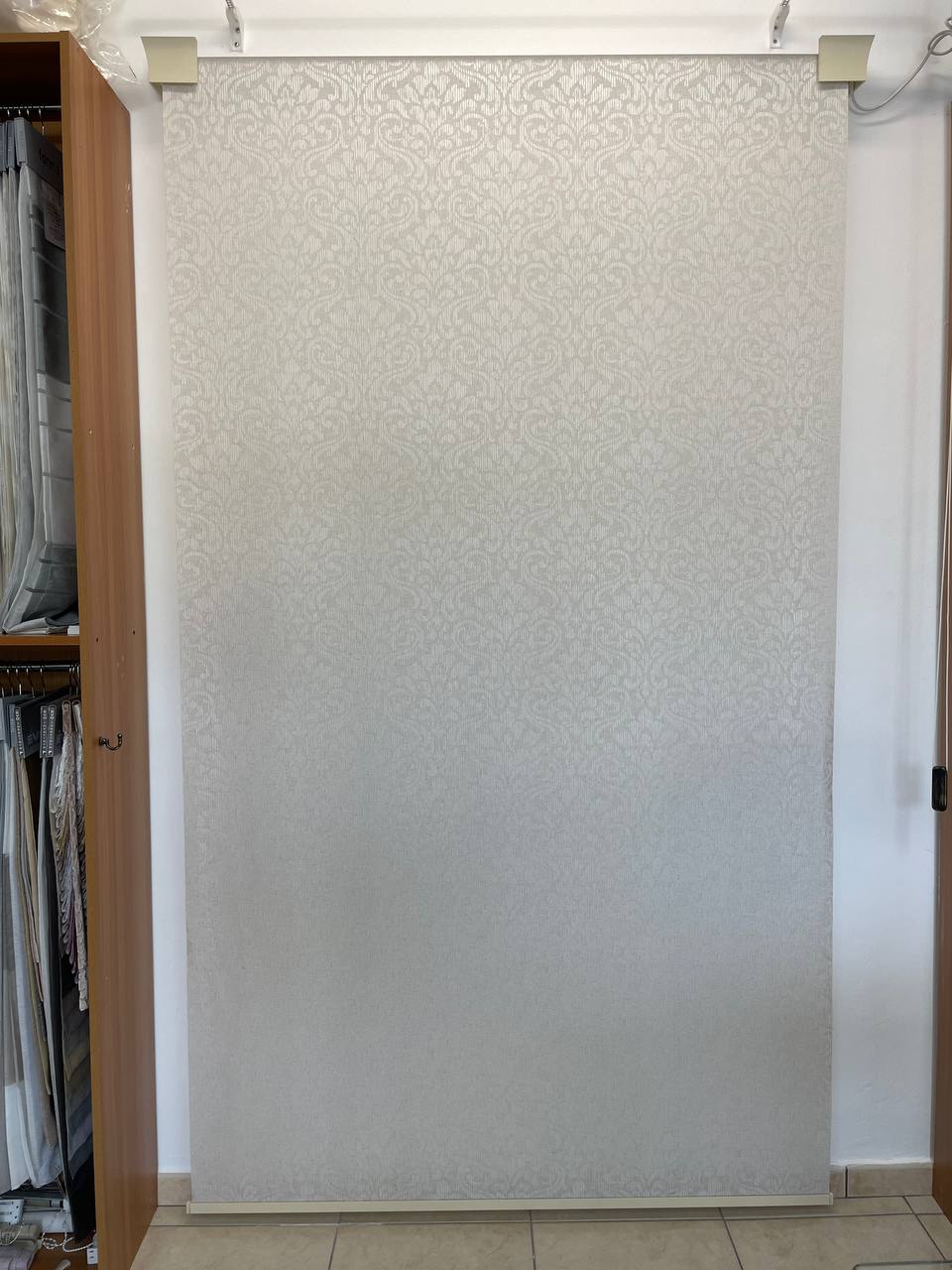 Scaglioni rullo tecnico a motore con telecomando 145x290cm a parete