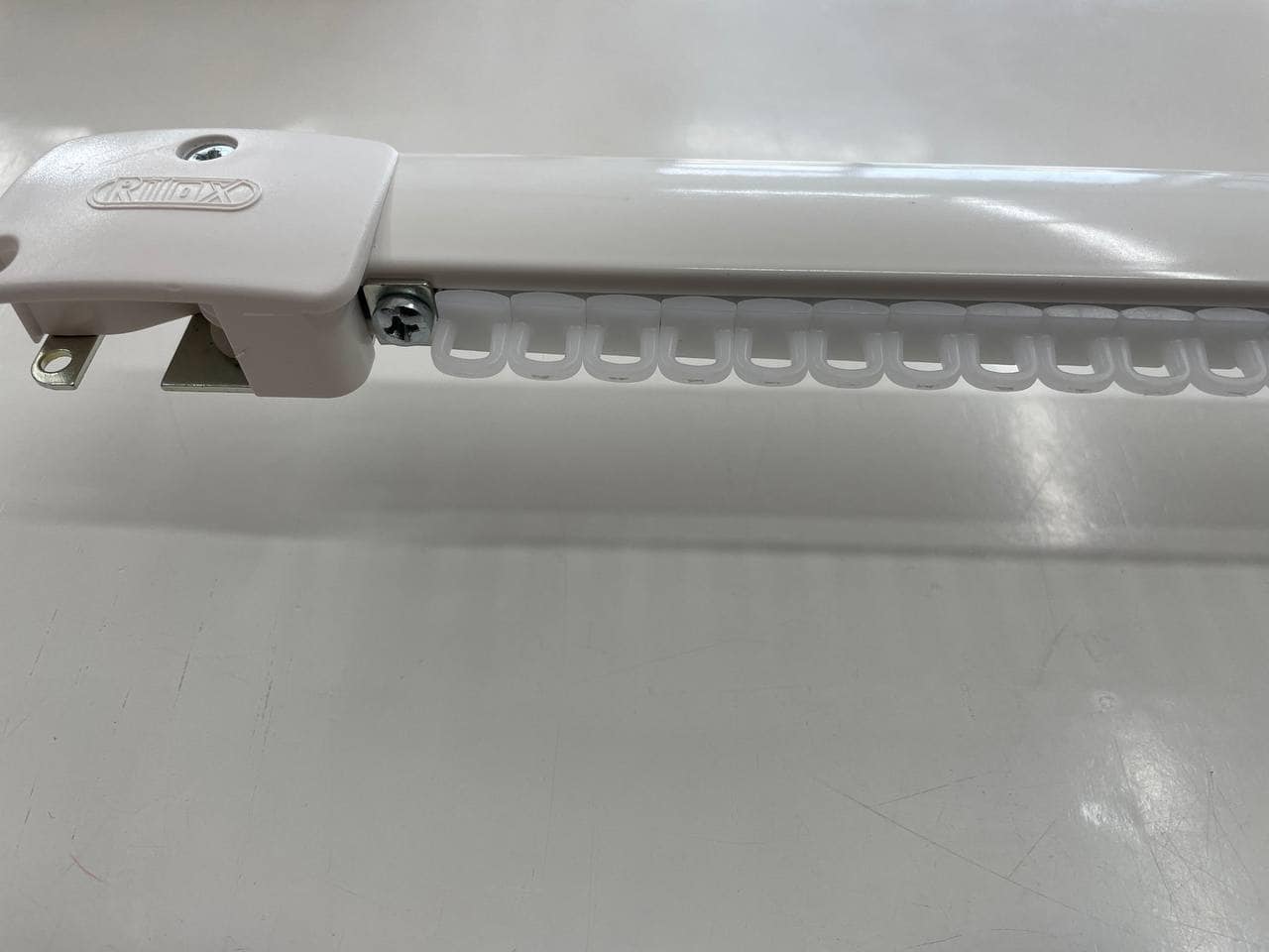 Binario tende bianco in alluminio con aggancio a parete/ a soffitto